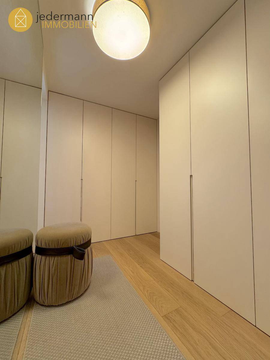 Heller Flur mit Einbauschränken und Holzboden, ideal als Ankleidebereich.