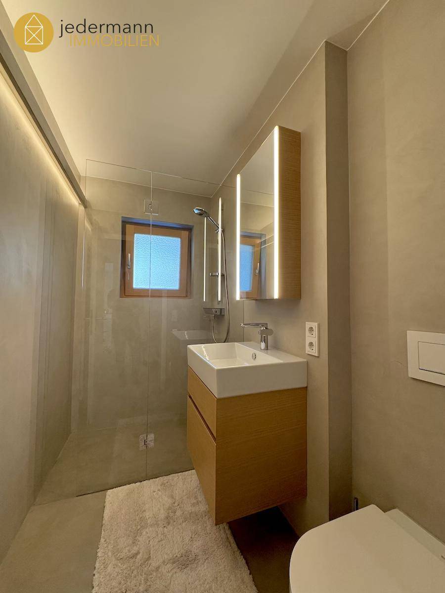 Modernes Badezimmer mit begehbarer Dusche, Einzelwaschbecken und Fenster.