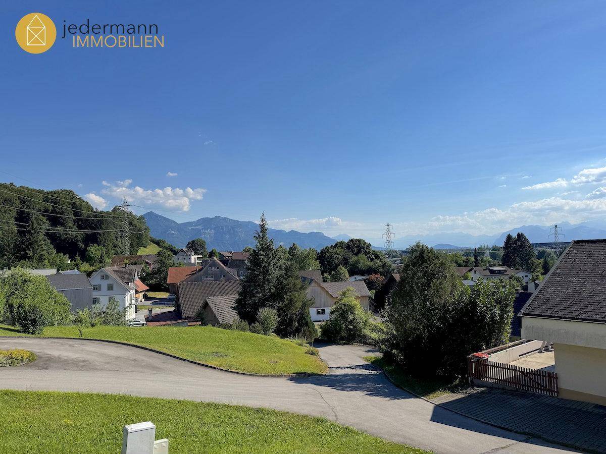 Weitläufiger Blick über die Dächer der Nachbarschaft und die umliegende Berglandschaft.