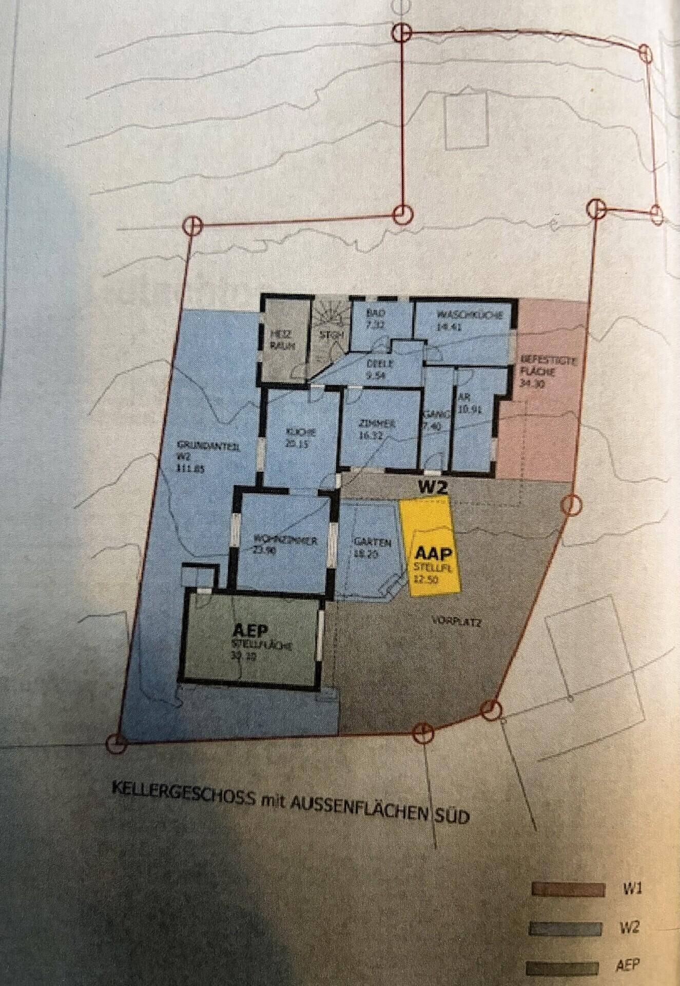 Grundriss des Kellergeschosses mit Außenflächen und Stellplätzen.