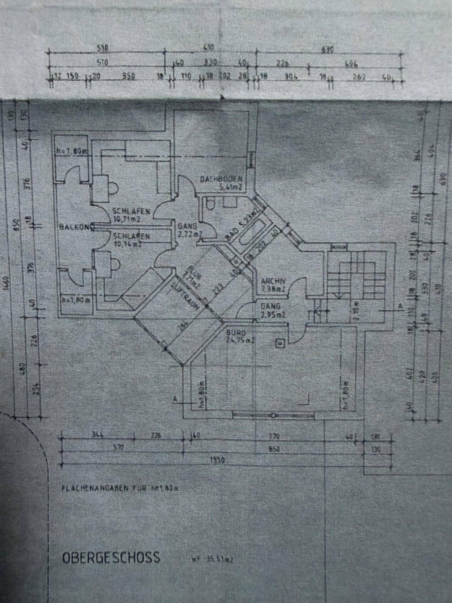 Grundriss des Obergeschosses mit Schlafzimmern, Bad, Büro und Balkon.