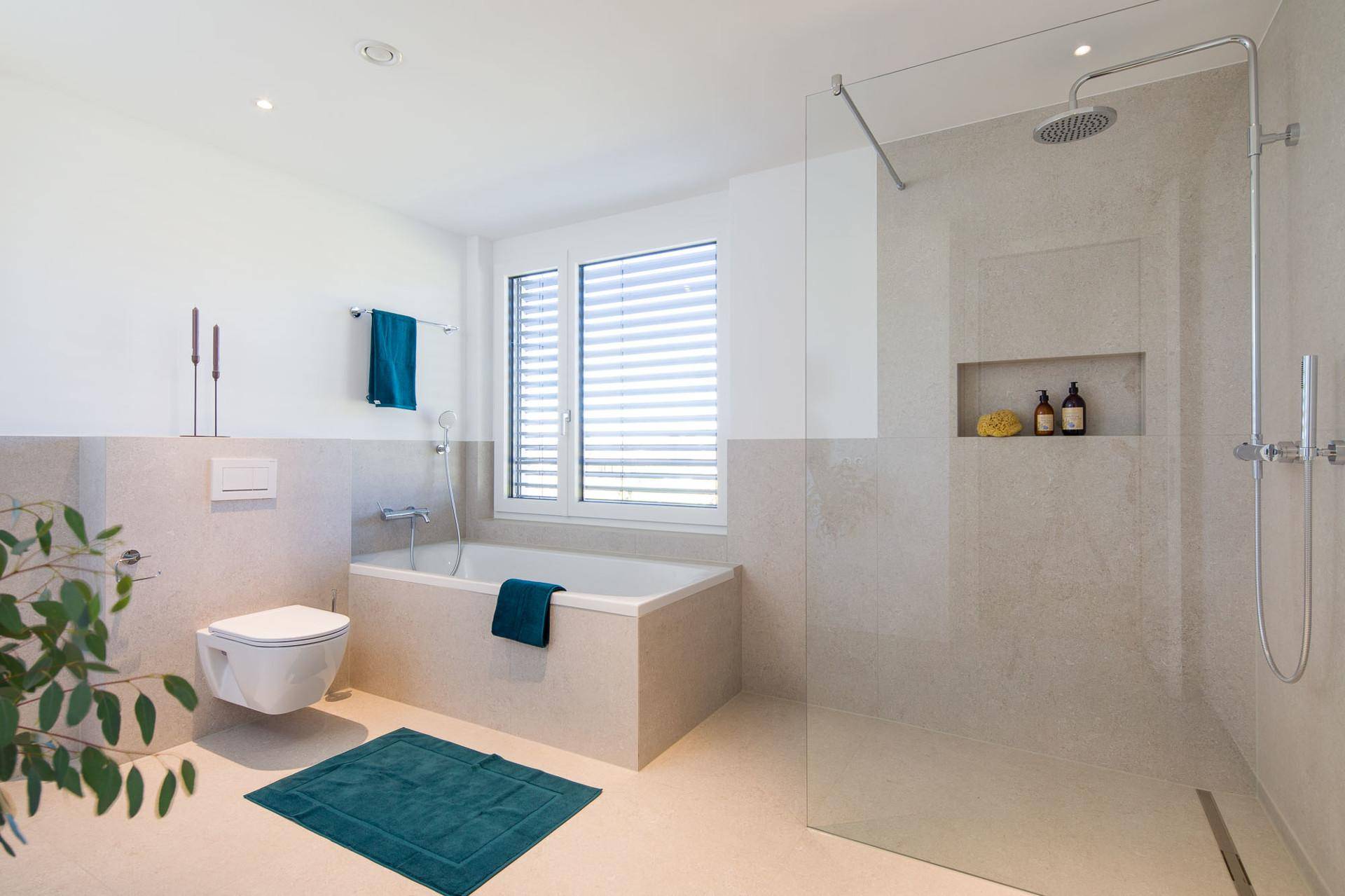 Badezimmer mit hochwertigen 120x120 Fliesen