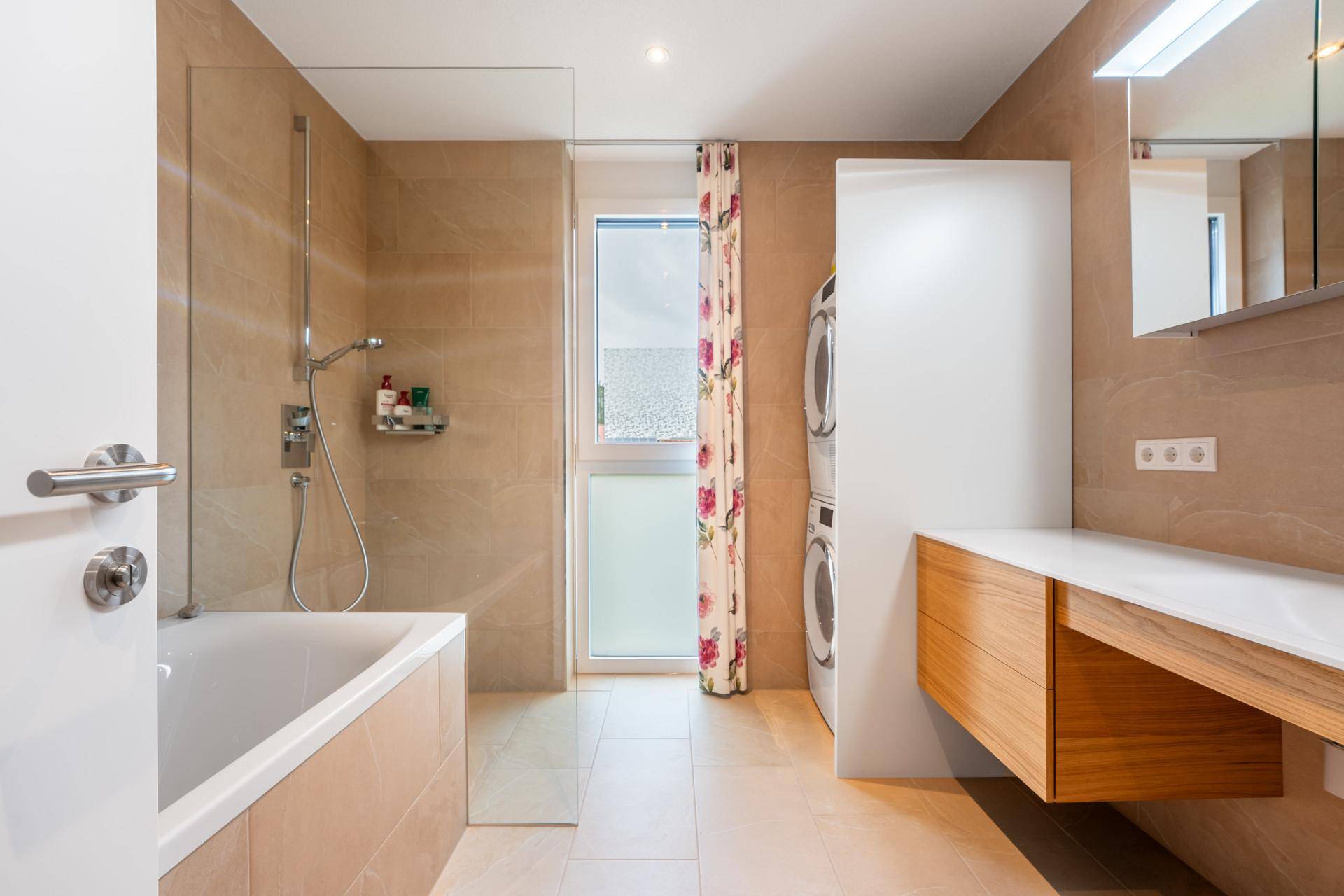 Badezimmer in modernem Stil