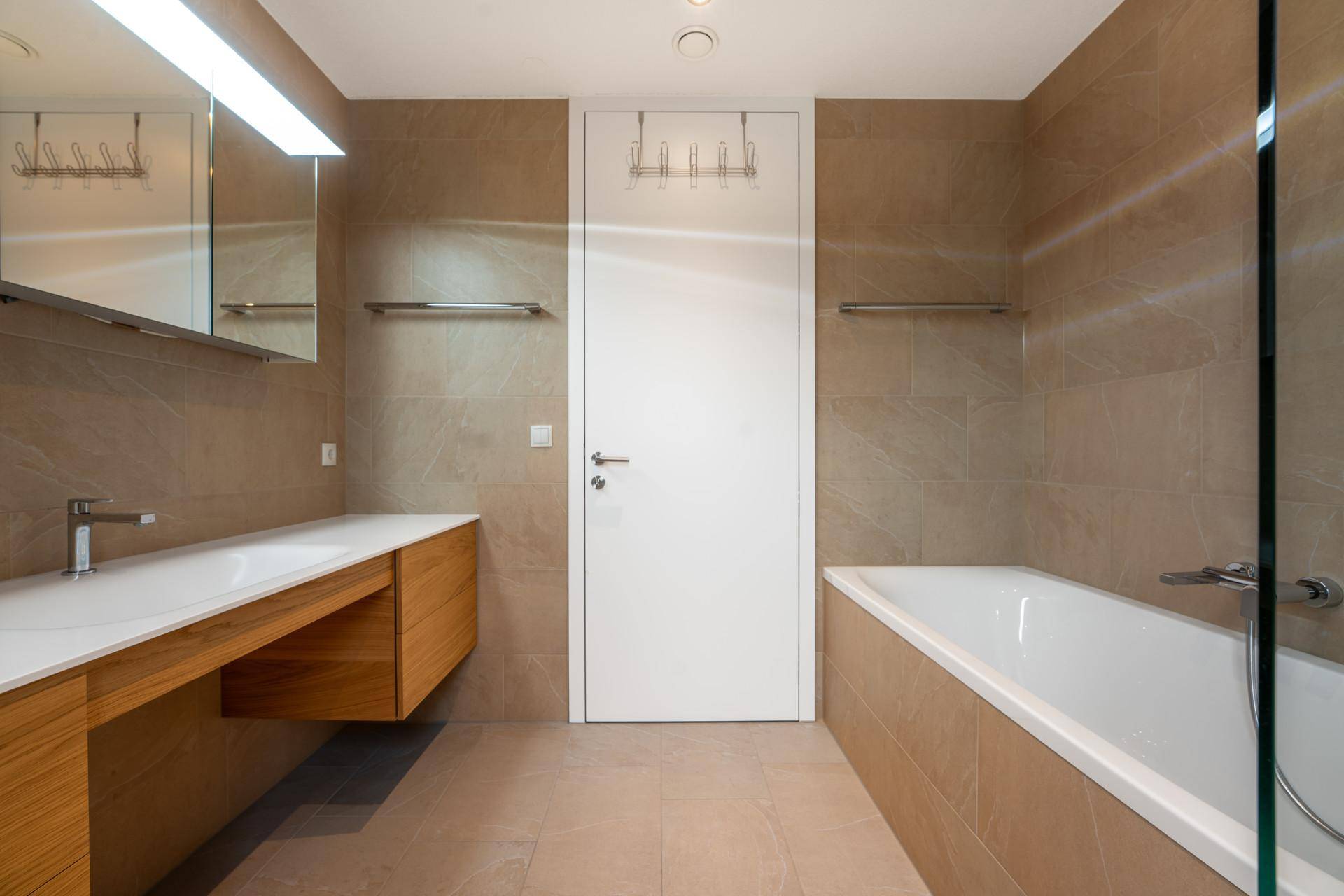 Badezimmer in modernem Stil