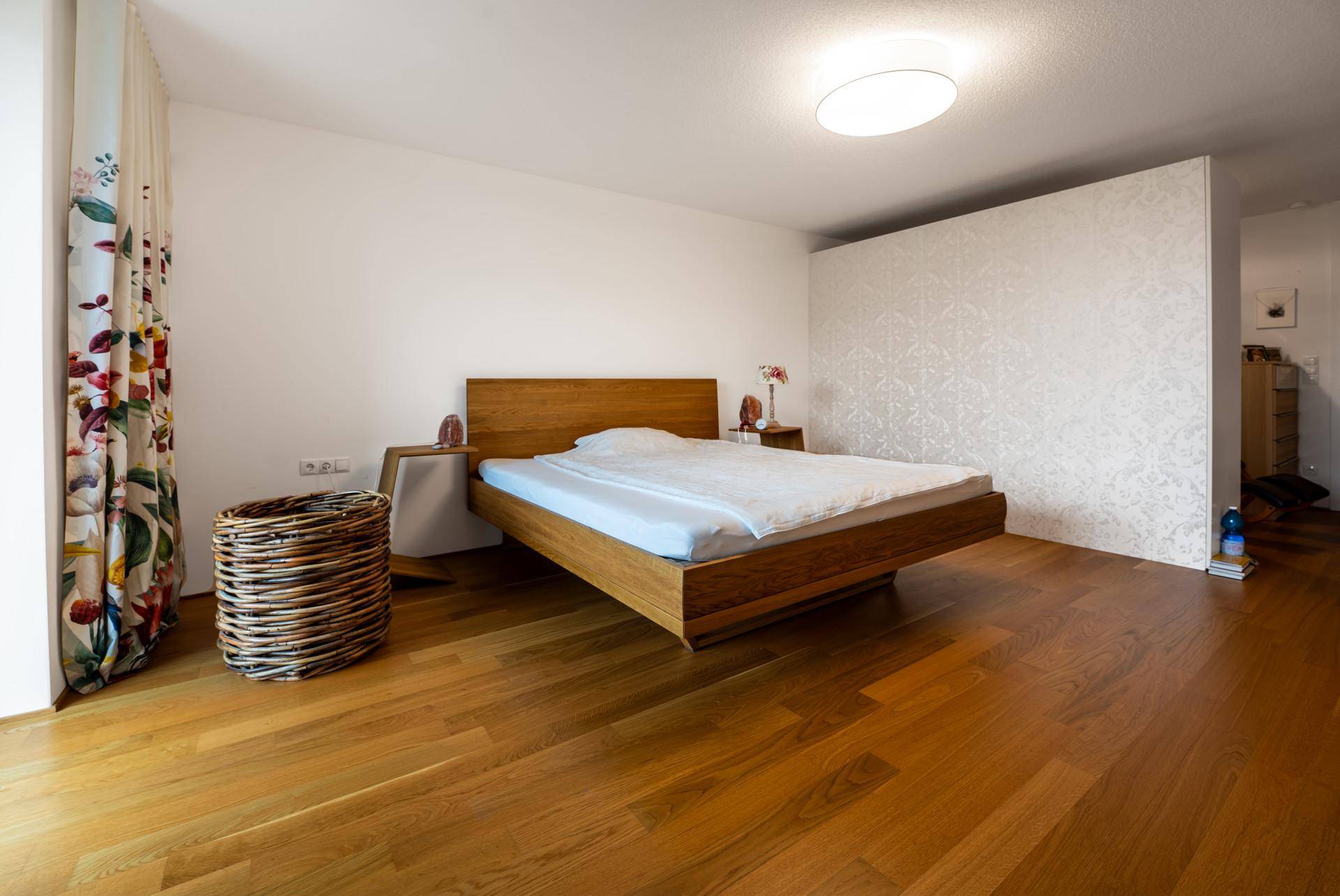 Großzügiges Schlafzimmer