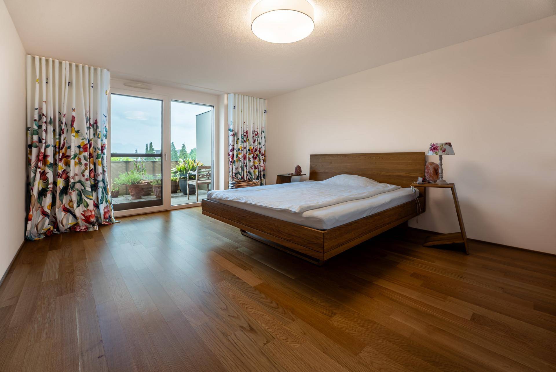 Großzügiges Schlafzimmer