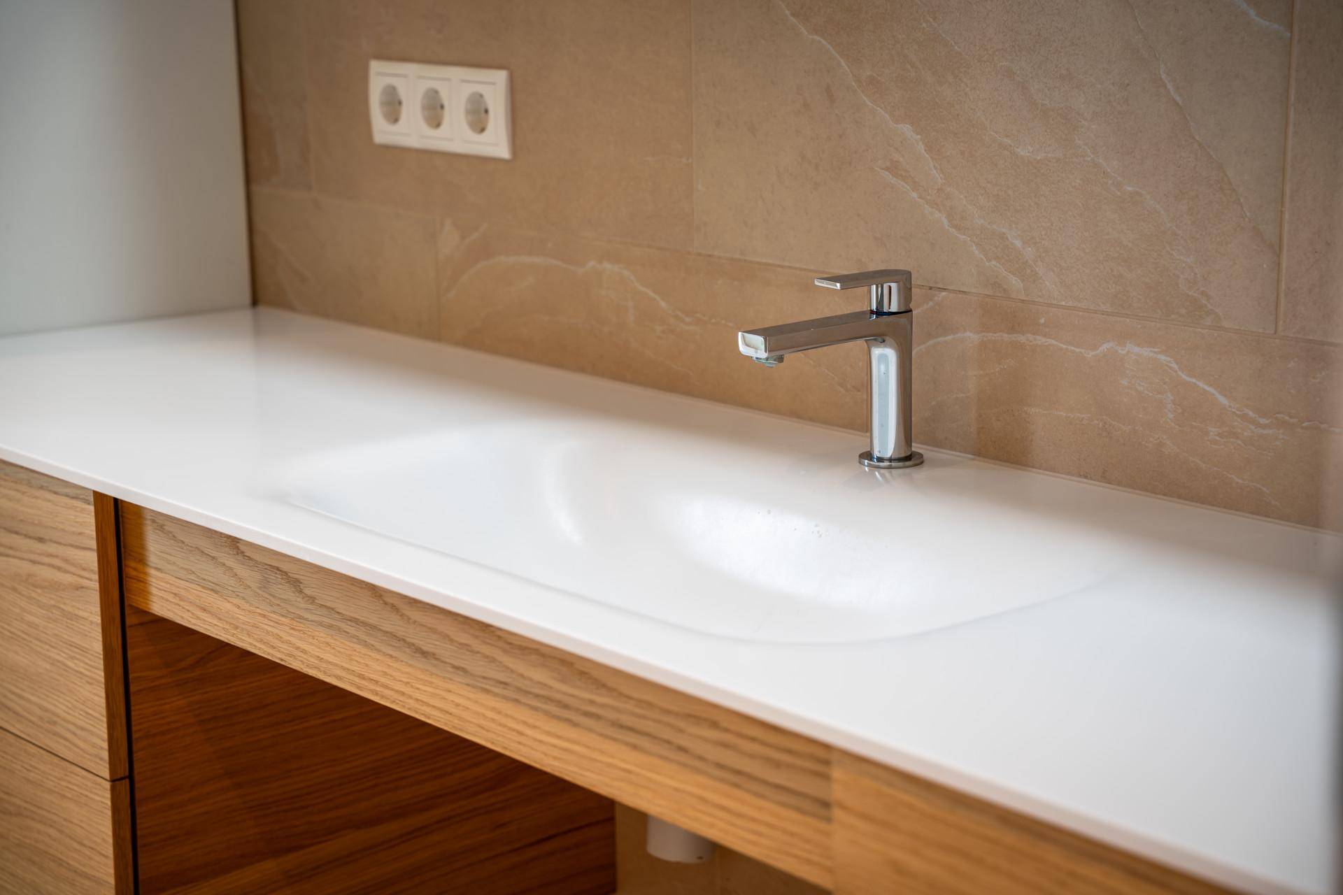 Badezimmer in modernem Stil
