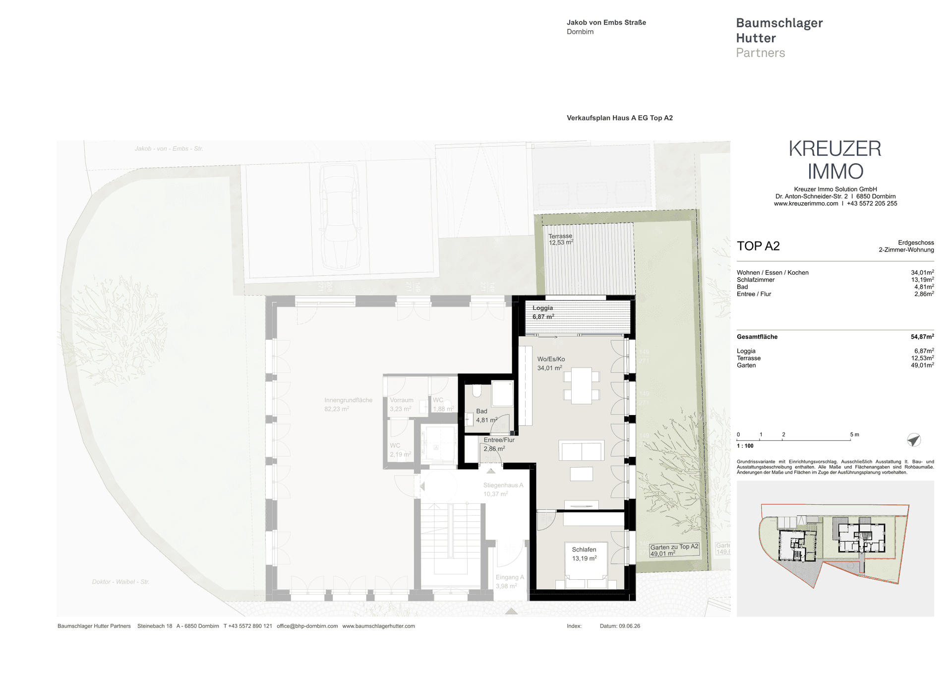 Grundrissplan einer Wohnung mit offenem Wohnbereich, Schlafzimmer, Bad und Zugang zu Terrasse und Garten.