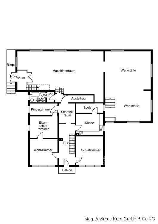 Grundriss des Erdgeschosses mit Wohnzimmer, Schlafzimmern, Küche und Balkonzugang.