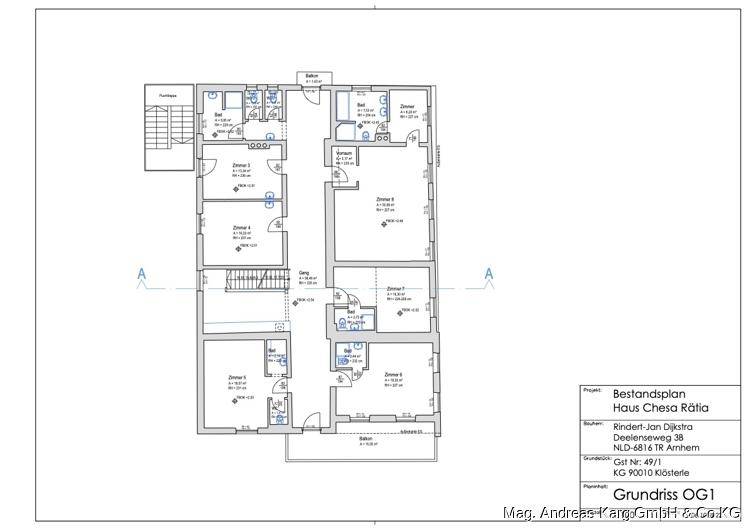 Grundriss des ersten Obergeschosses mit mehreren Zimmern, Bädern und Balkonen, inklusive Treppenhaus.