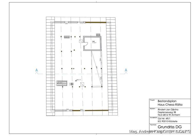 Grundriss des Dachgeschosses mit offenem Bereich und Lagerraum, zeigt die Dachschräge.