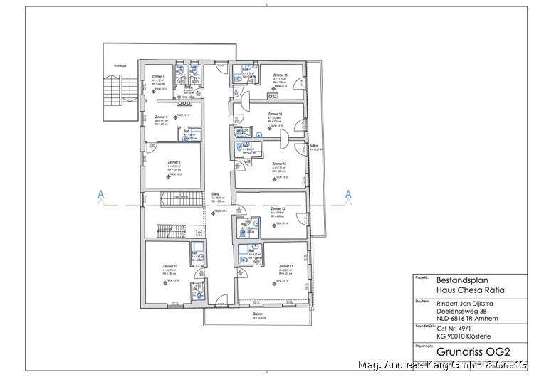 Grundriss des zweiten Obergeschosses mit mehreren Zimmern, Bädern und Balkonen, inklusive Treppenhaus.