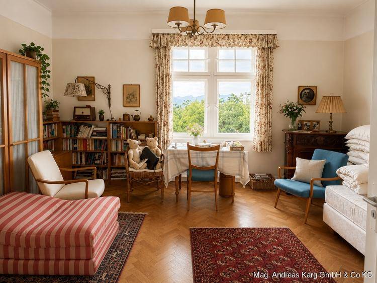 Helles Wohnzimmer mit Parkettboden, Bücherregal und malerischem Bergblick.