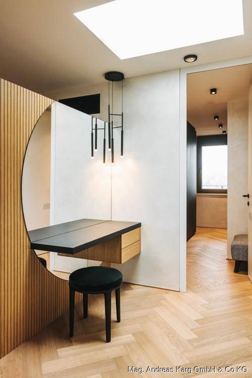 Heller Flur mit elegantem Schminktisch, großem Spiegel und natürlichem Licht durch das Oberlicht.