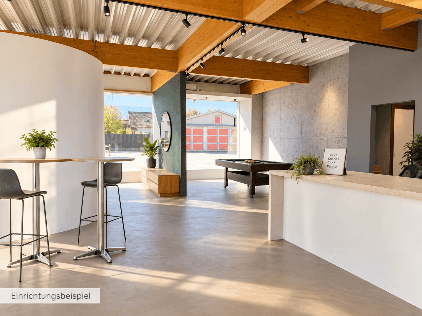 Geräumiger Verkaufsraum im Loft-Stil mit Holzbalken, Betonboden und Billardtisch.