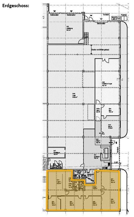 Grundriss des Erdgeschosses mit mehreren Räumen und einem offenen Layout, teilweise hervorgehoben.