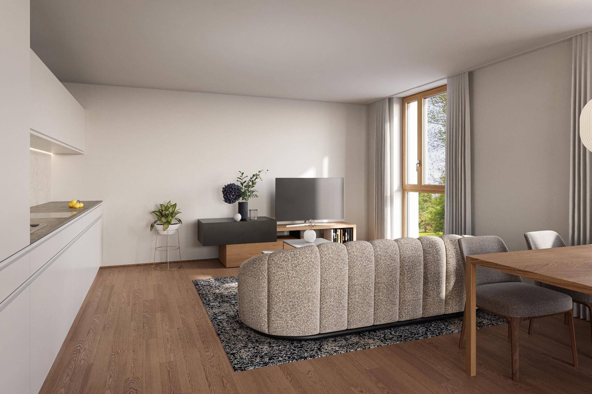 Helles Wohnzimmer mit modernem Sofa, Esstisch und integrierter Küchenzeile, mit Holzboden.