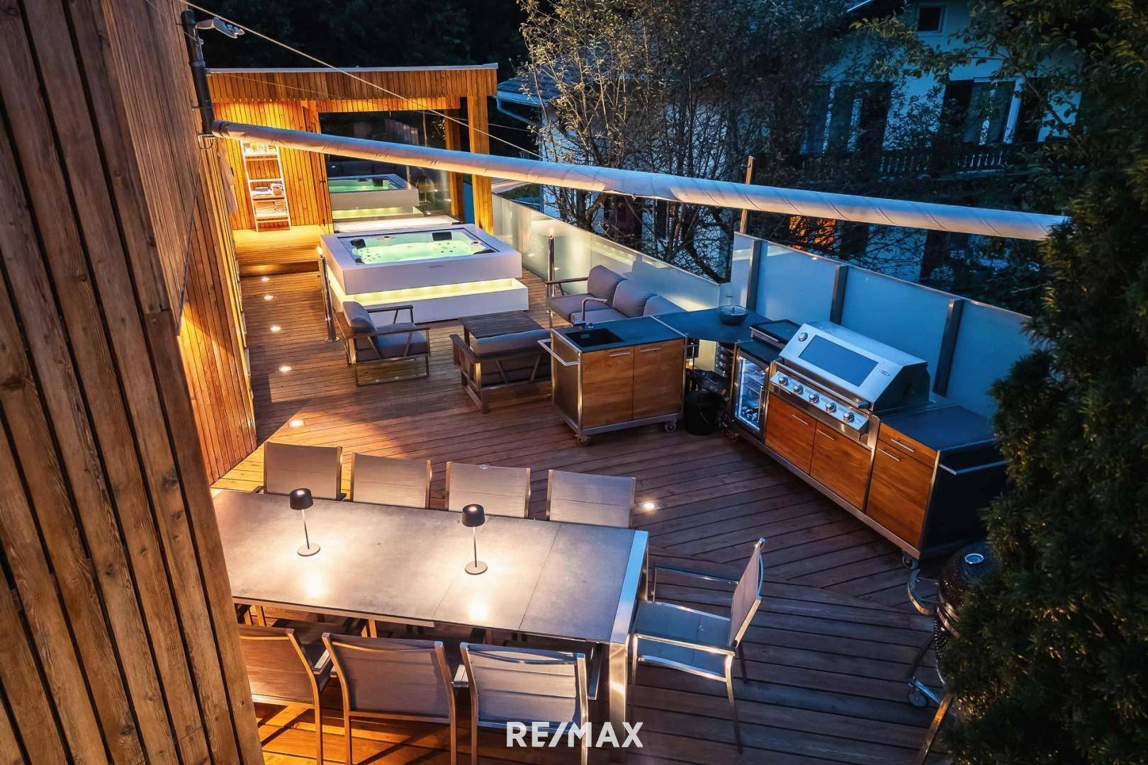 Outdoor by night