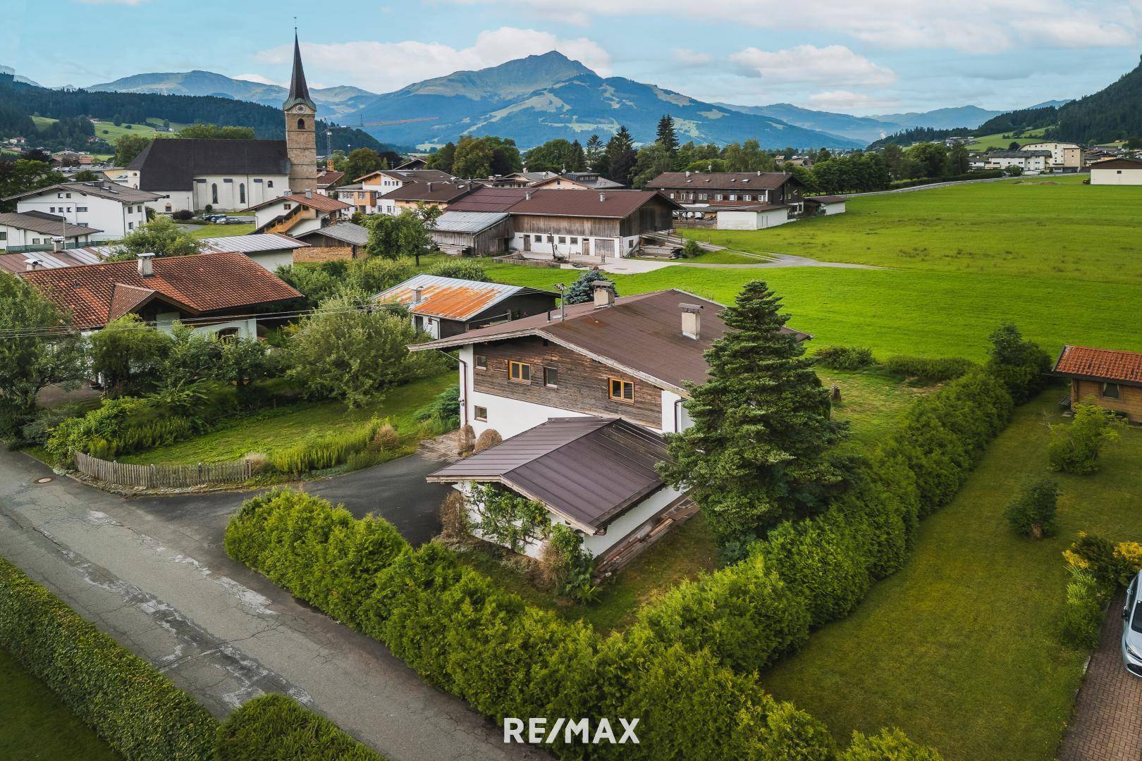 Kirchdorf Aussenansicht Luft Haus und Grundstück 2