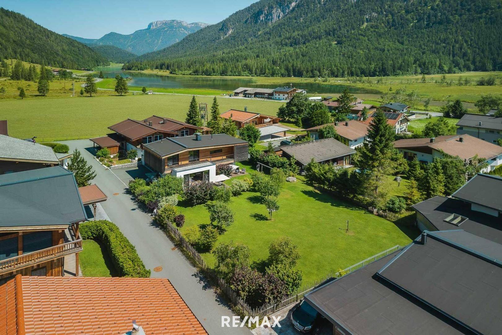 Luftaunahme mit See
