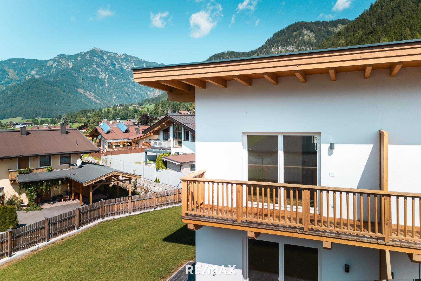Front mit Balkon