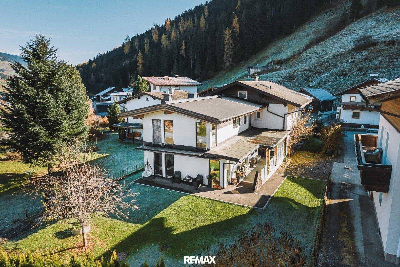 Großzügiges Einfamilienhaus mit gepflegtem Garten und Blick auf die umliegende Natur.