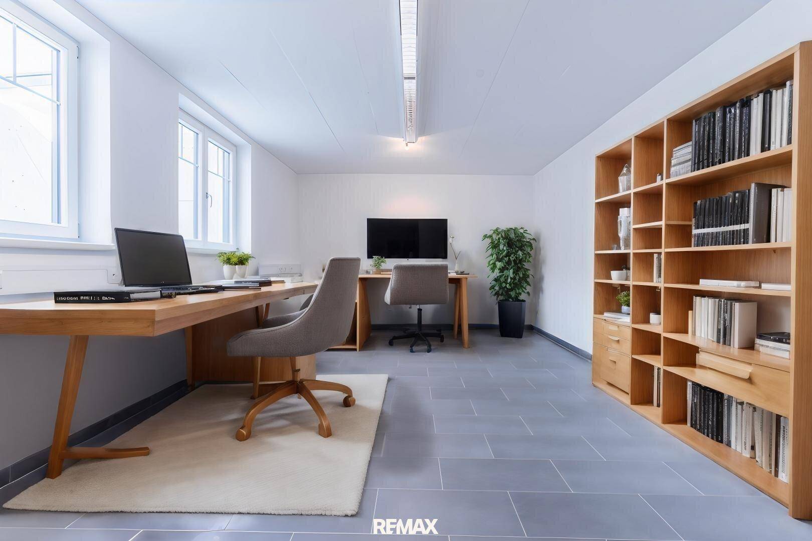 Modernes Büro mit zwei Arbeitsplätzen, großem Bücherregal und Fliesenboden.