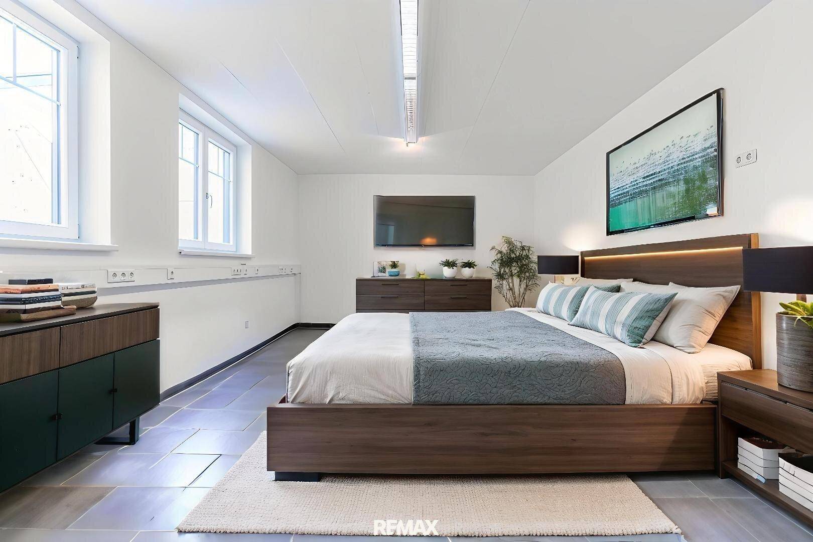 Modernes Schlafzimmer mit dunklem Holzbett, Fliesenboden und großen Fenstern für viel Licht.
