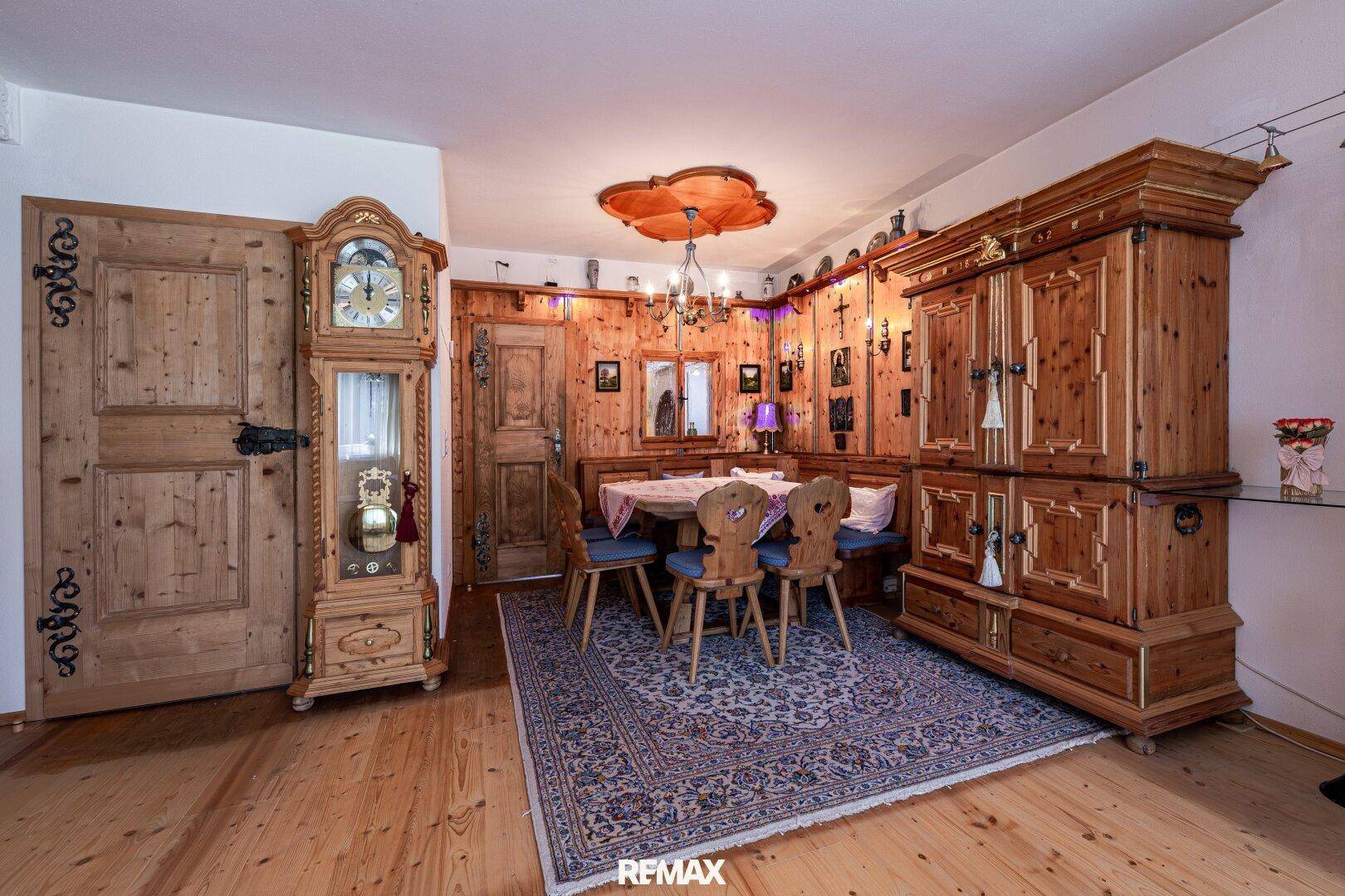 Essbereich mit Holzvertäfelung