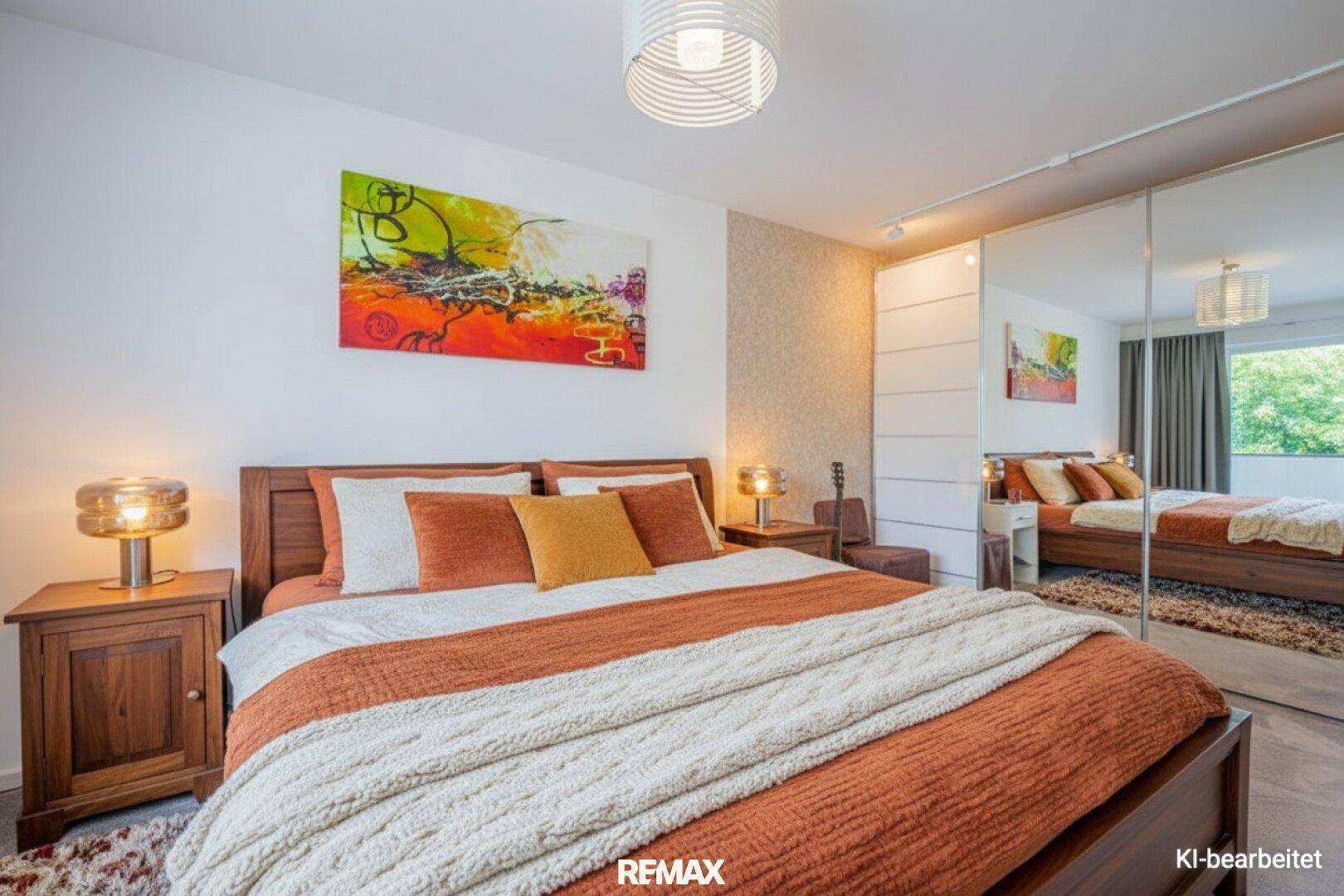 Schlafzimmer mit großem Doppelbett, Holzmöbeln und Spiegelschränken, gemütlich und hell eingerichtet.