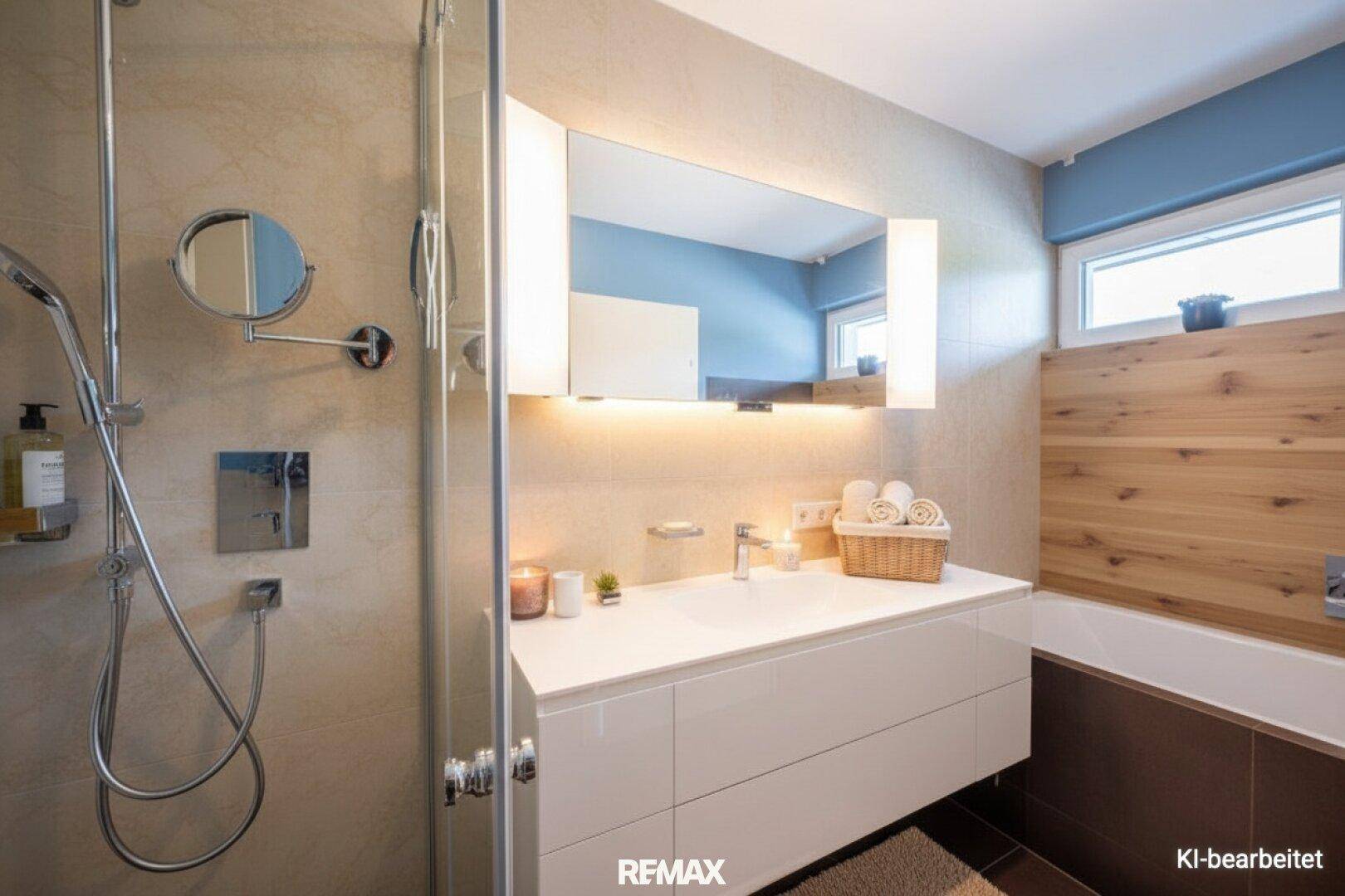 Modernes Badezimmer mit Dusche, Waschtisch und Fenster, helle Fliesen und Holzakzente.