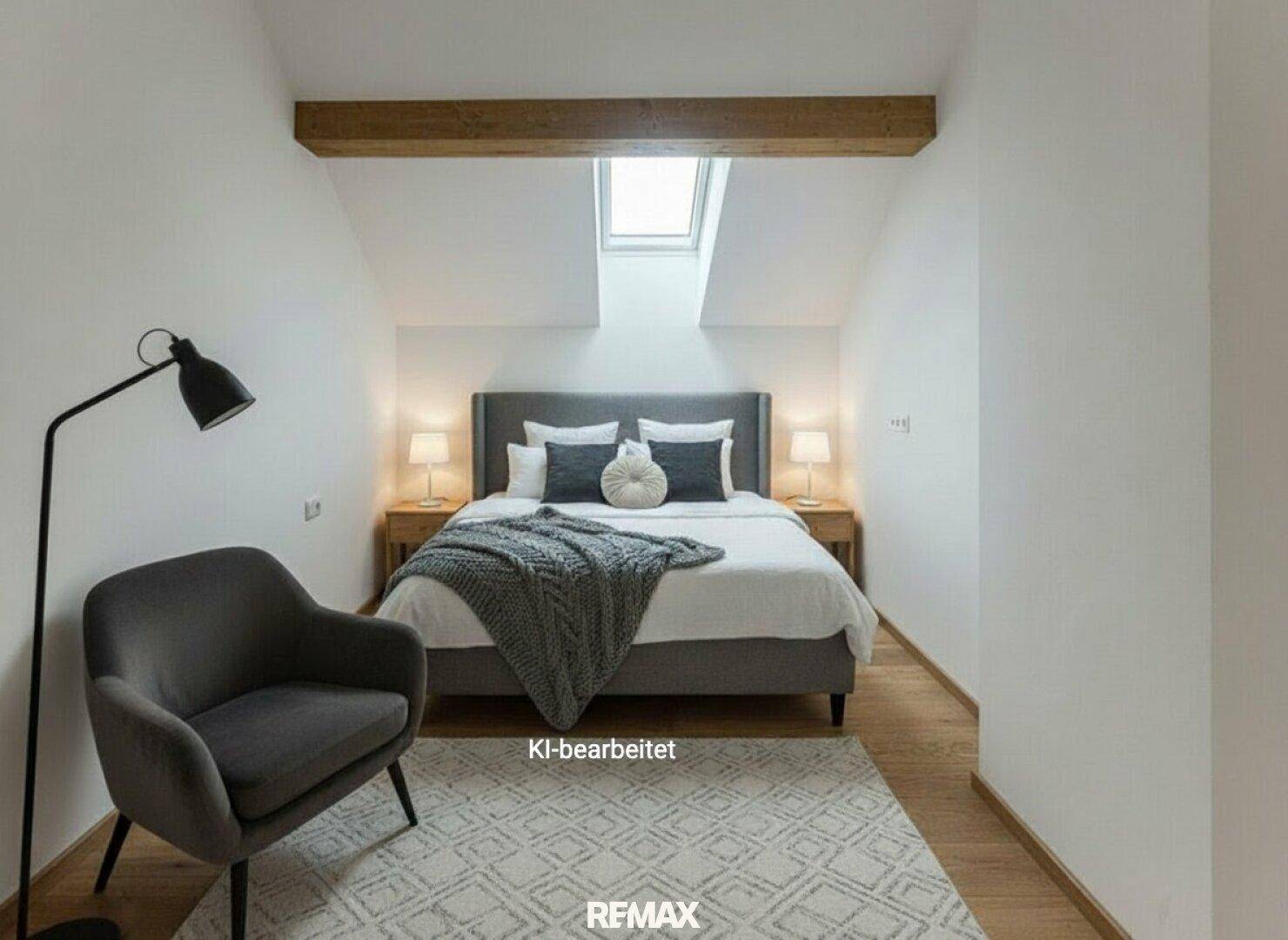 Gemütliches Schlafzimmer mit Holzbalken, schrägen Decken, Holzboden und Dachfenster.