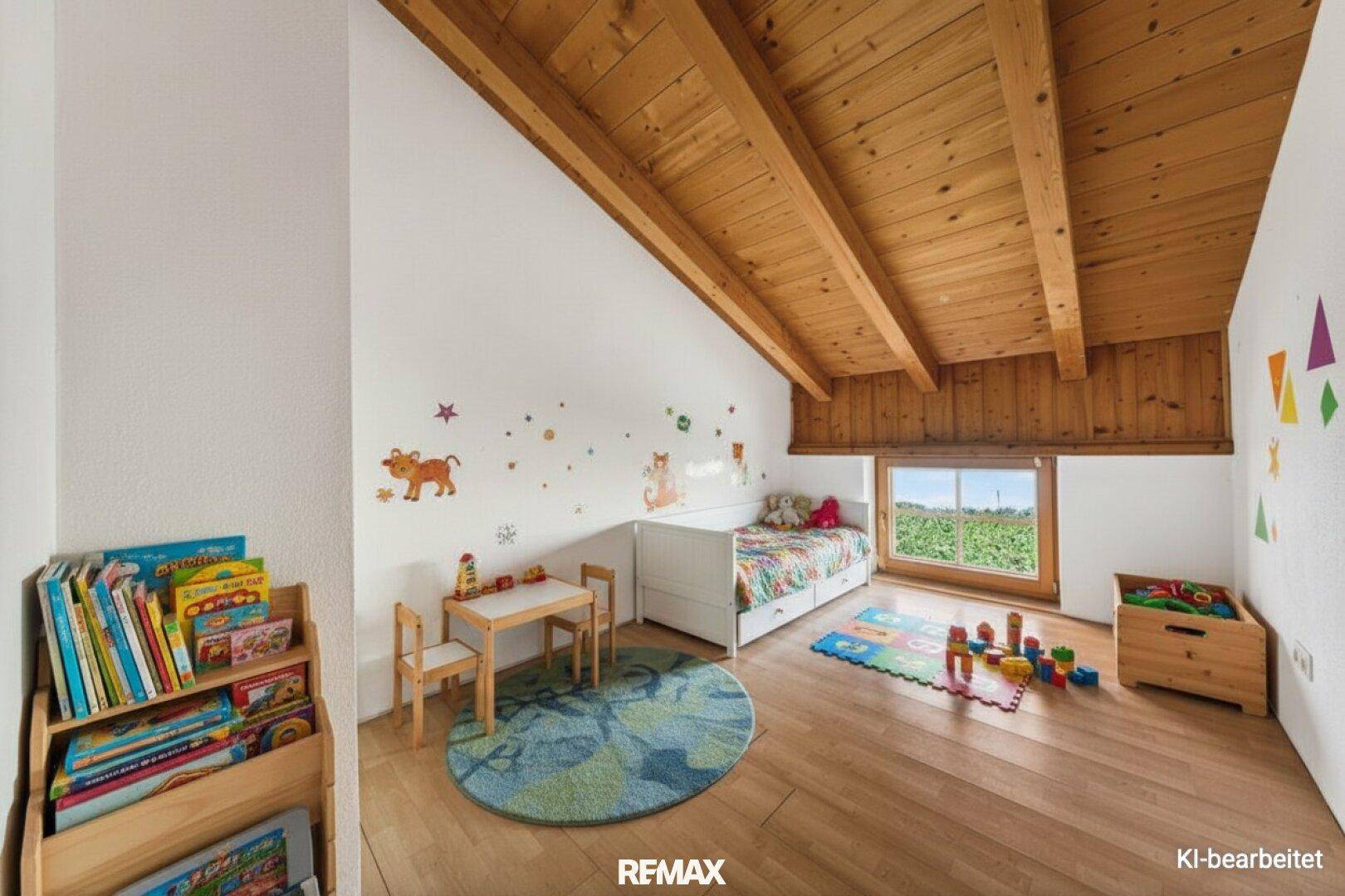 Helles Kinderzimmer im Dachgeschoss mit sichtbaren Holzbalken, Schrägdach und kindgerechter Dekoration.
