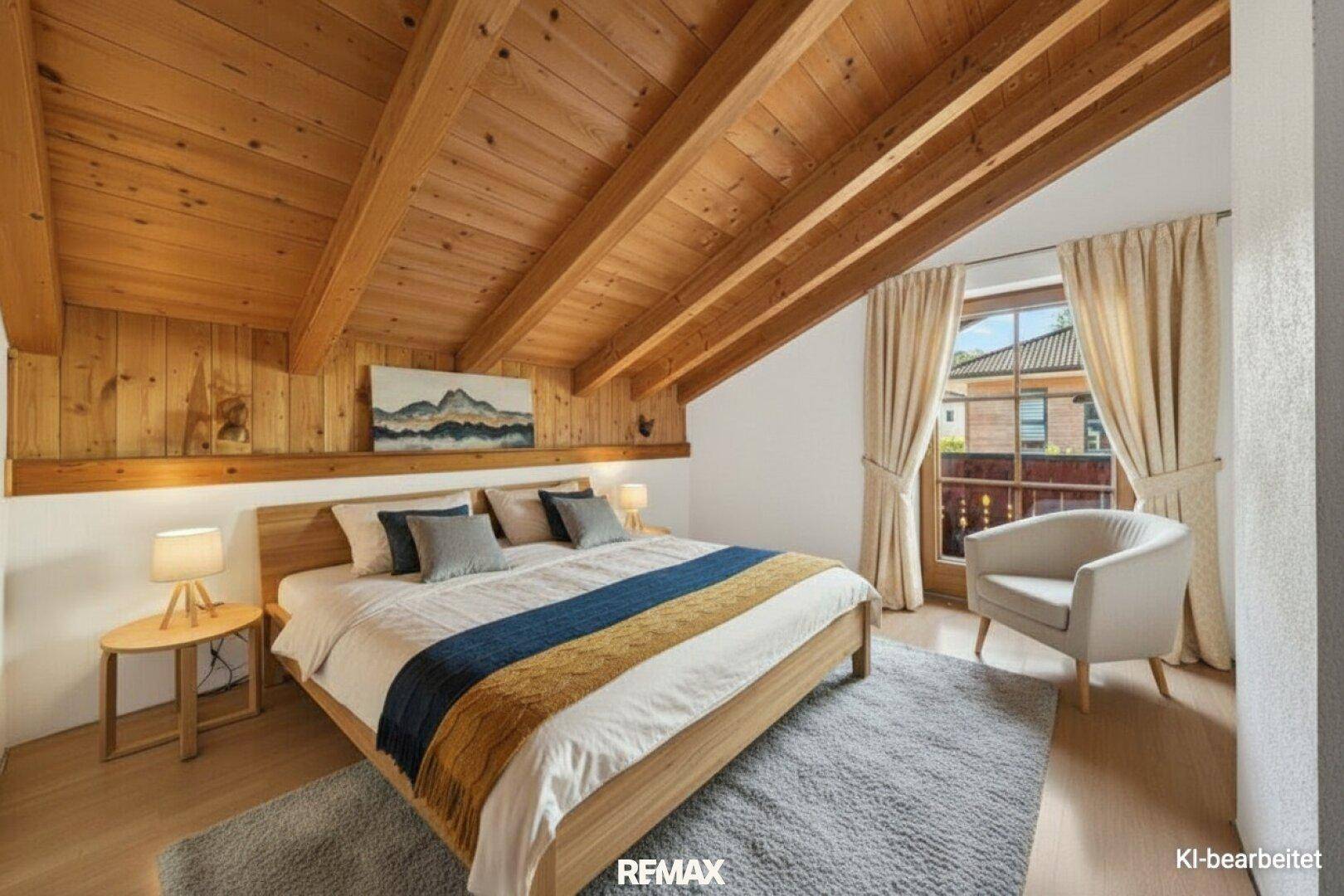 Gemütliches Schlafzimmer mit Holzbalkendecke, Dachschräge und Zugang zum Balkon.