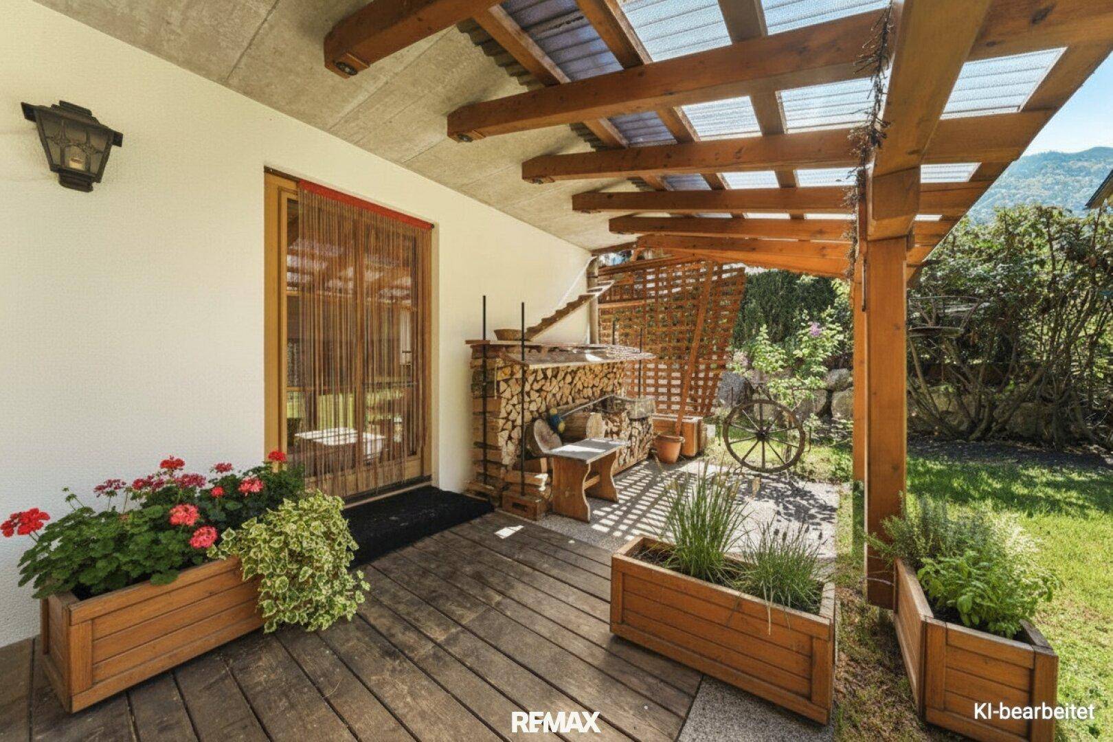 Gemütliche überdachte Holzterrasse mit Blumenkästen und rustikaler Holzdekoration.