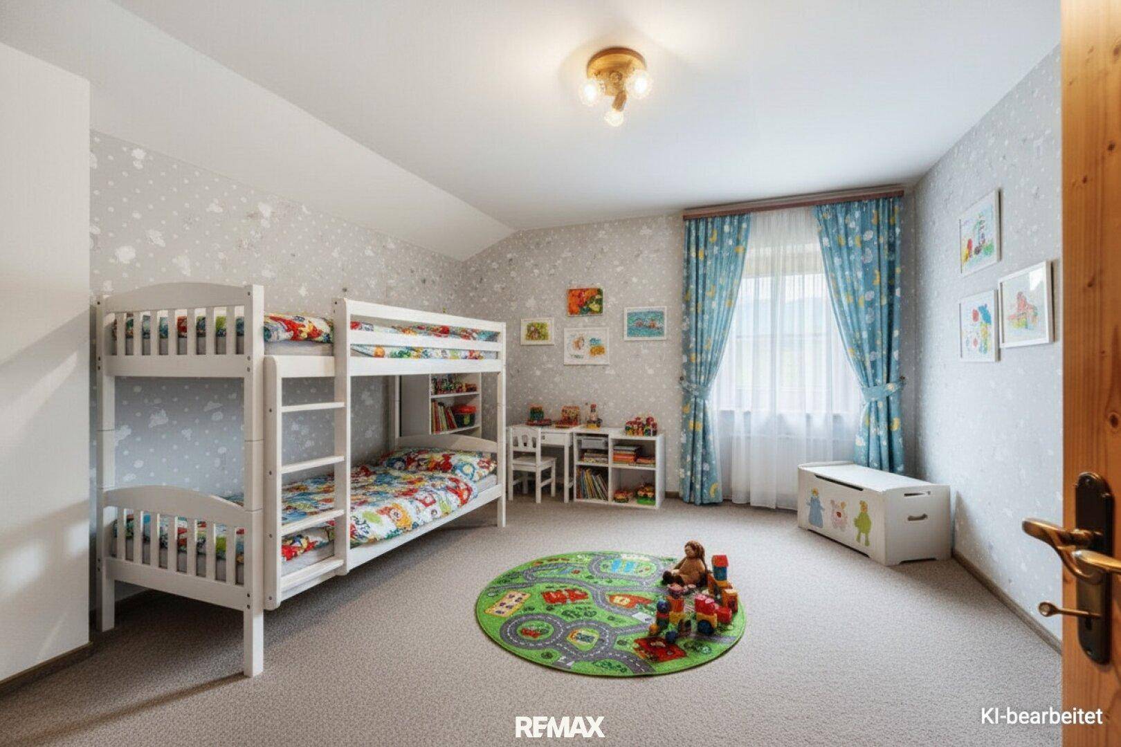 Helles Kinderzimmer mit Etagenbett, Spielteppich und kindgerechter Dekoration.