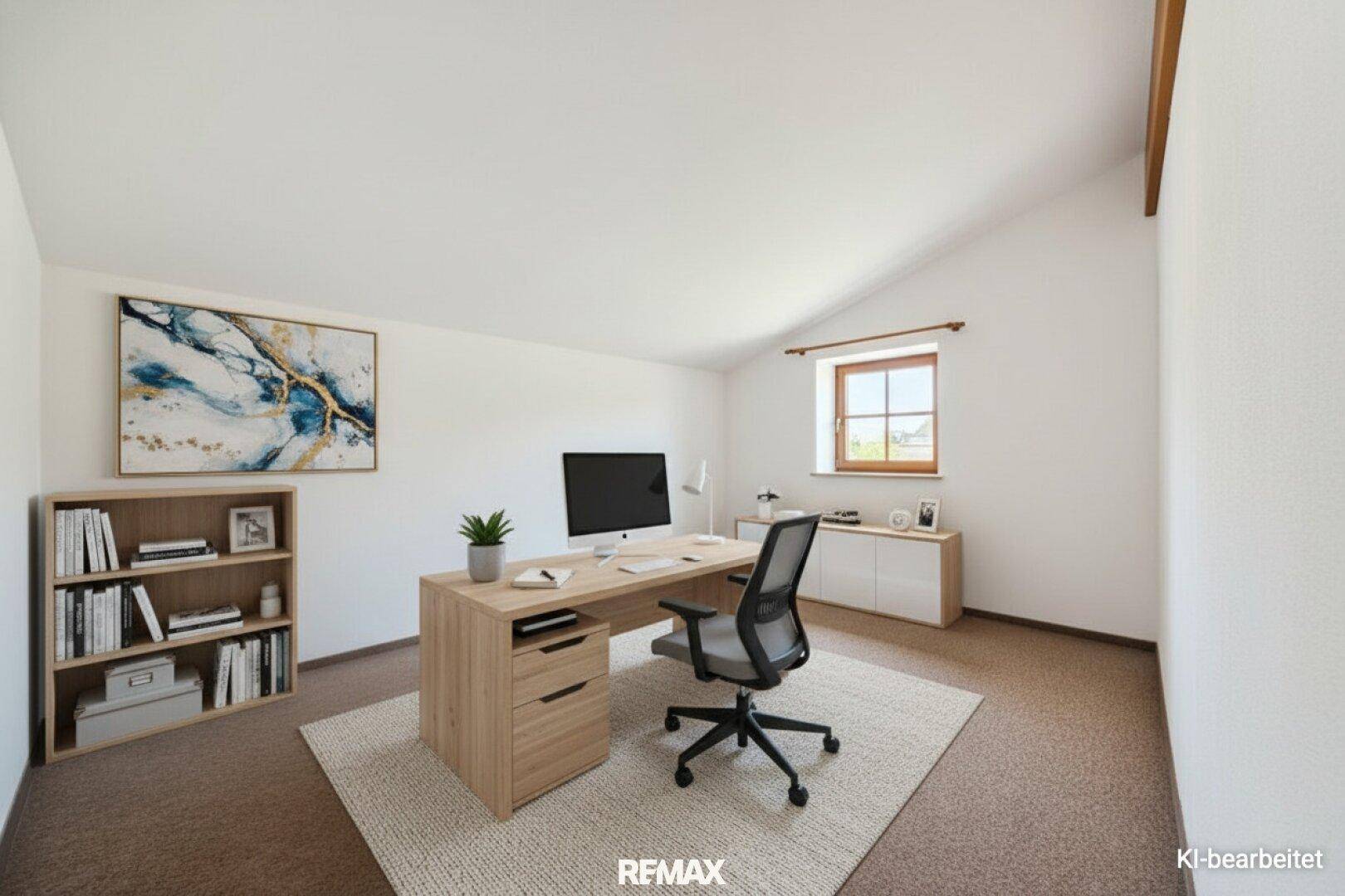 Geräumiges Arbeitszimmer mit Schreibtisch, Bücherregal und Dachschräge, ideal für Home-Office.