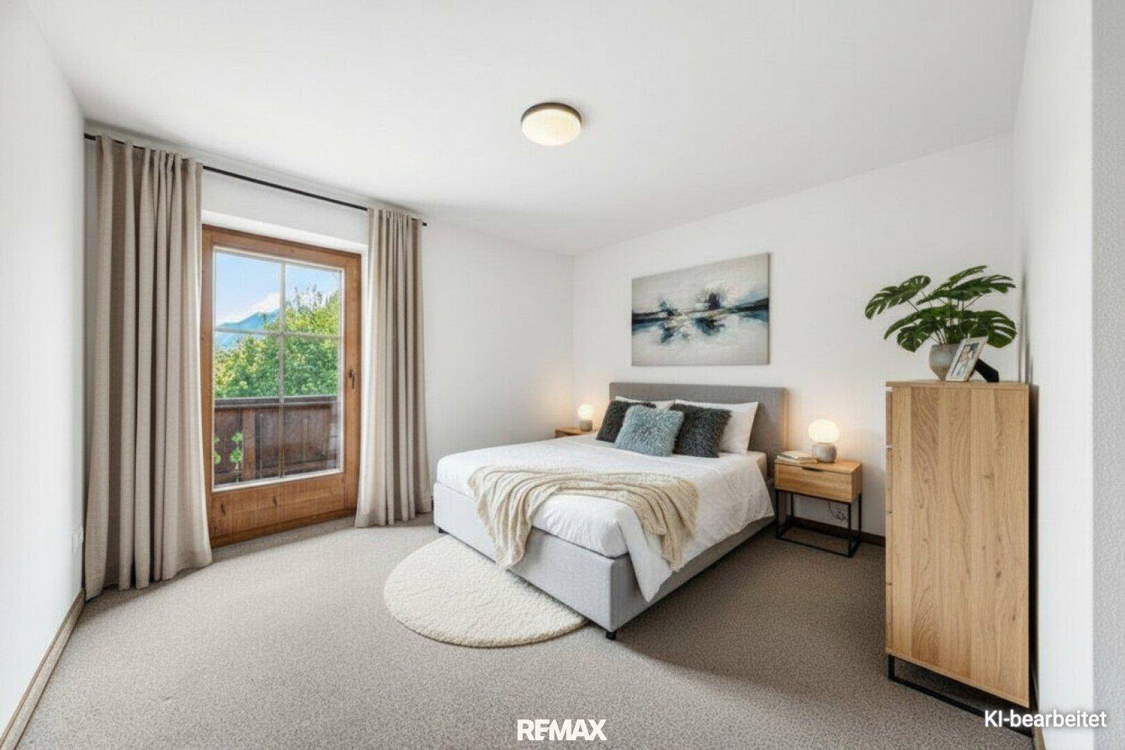 Helles Schlafzimmer mit Zugang zu einem Balkon und Blick ins Grüne, modern und einladend gestaltet.