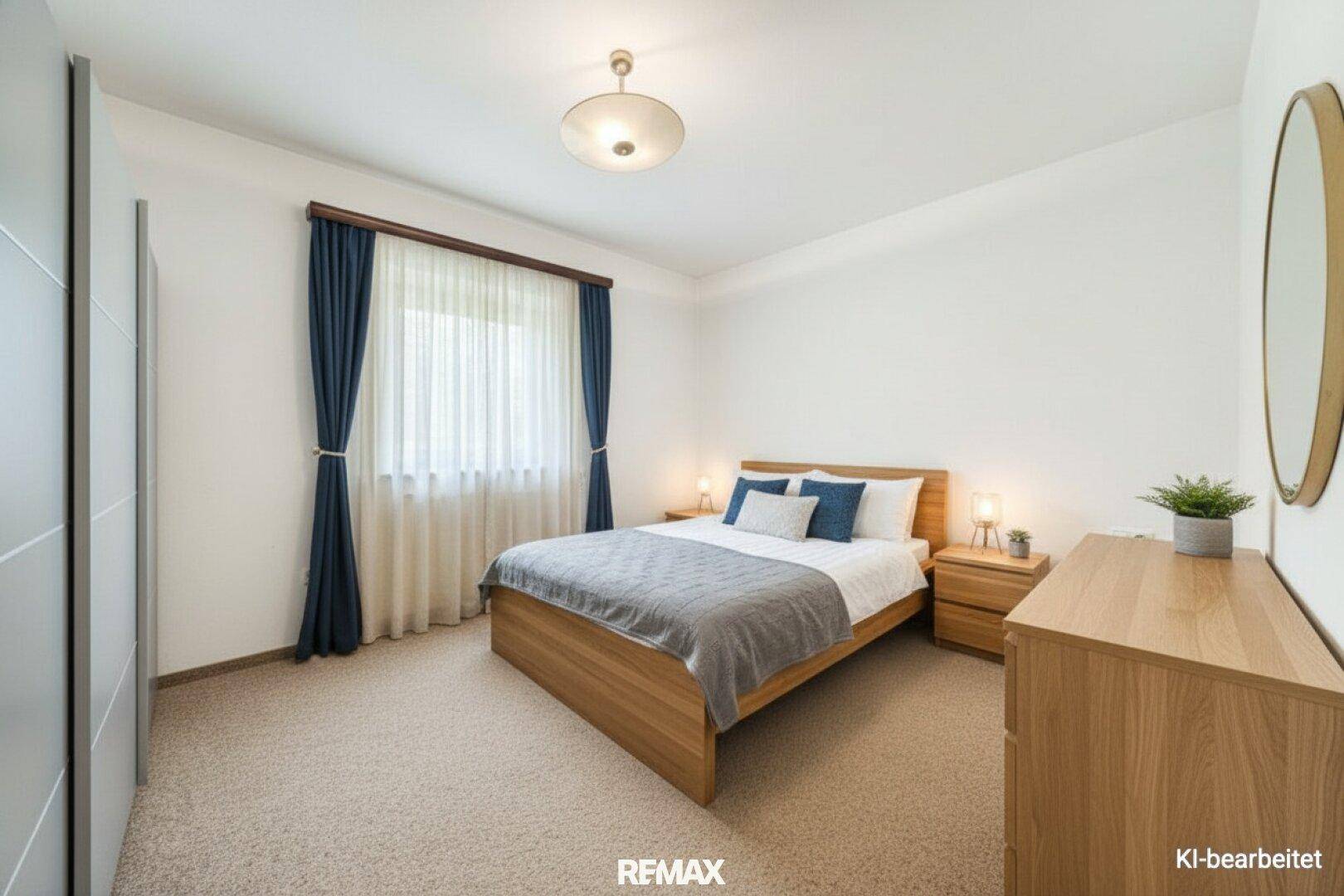 Gemütliches Schlafzimmer mit Doppelbett, Teppichboden und Kleiderschrank, hell und funktional eingerichtet.
