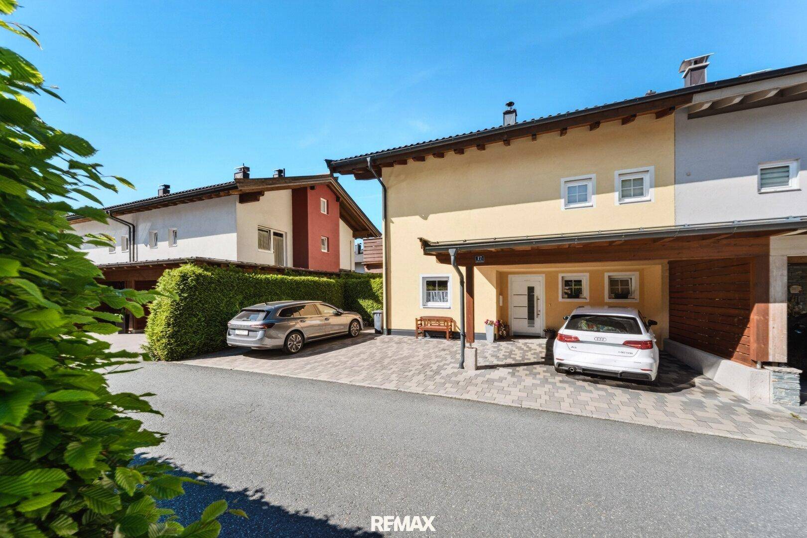 Reihenhäuser mit Carports und gepflegten Vorgärten.