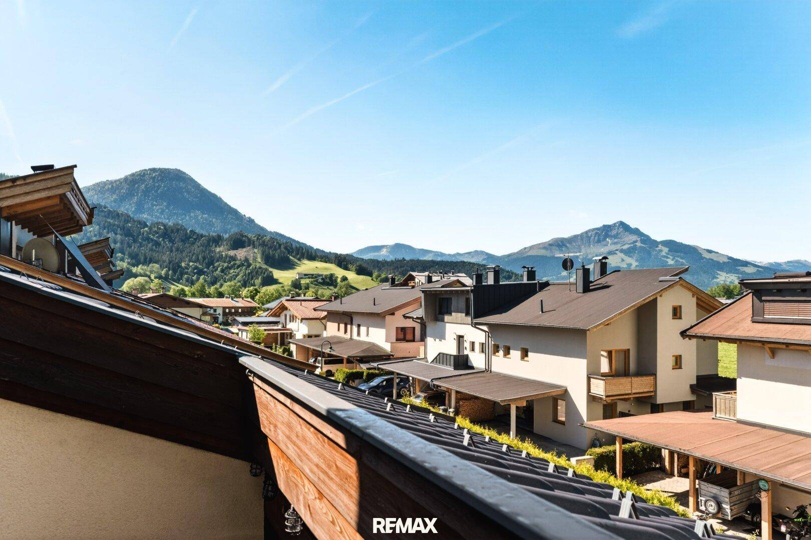 Panoramablick auf die umliegende Berglandschaft und Nachbarschaft.