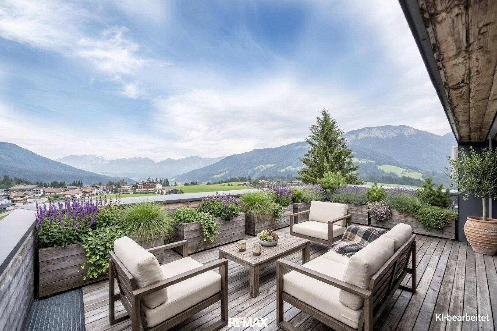 Geräumige Terrasse mit bequemen Gartenmöbeln, üppigen Pflanzen und einem atemberaubenden Blick auf die Berge.
