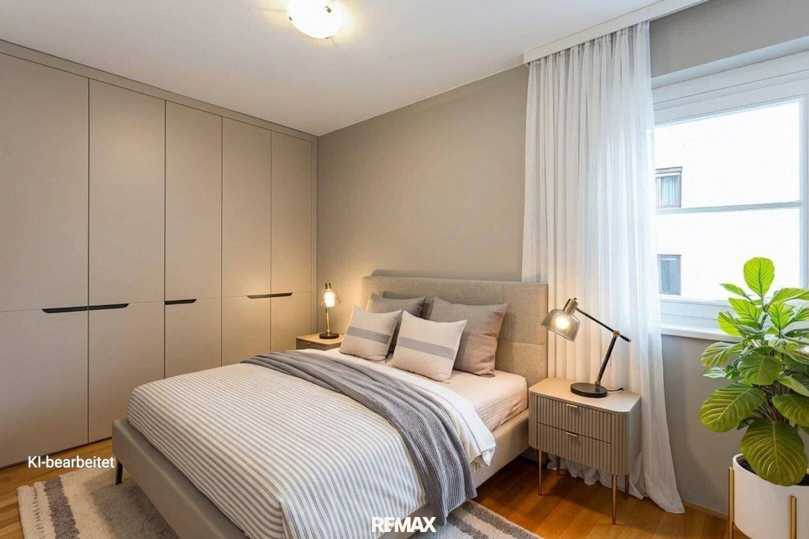 Modernes Schlafzimmer mit integriertem Kleiderschrank, Holzboden und viel natürlichem Licht.