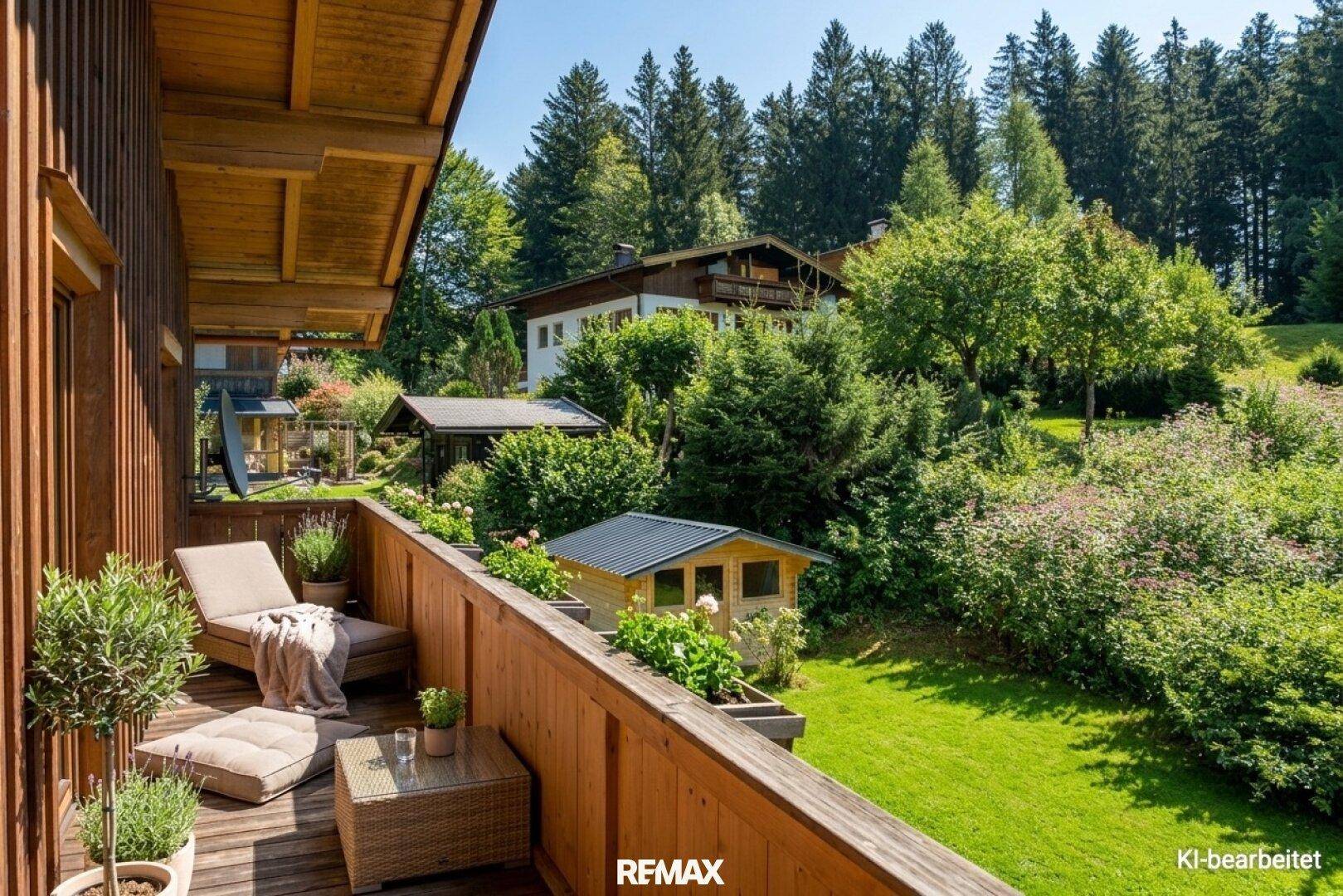 Gemütlicher Holzbalkon mit Sitzgelegenheiten und weitem Blick auf die grüne Umgebung.
