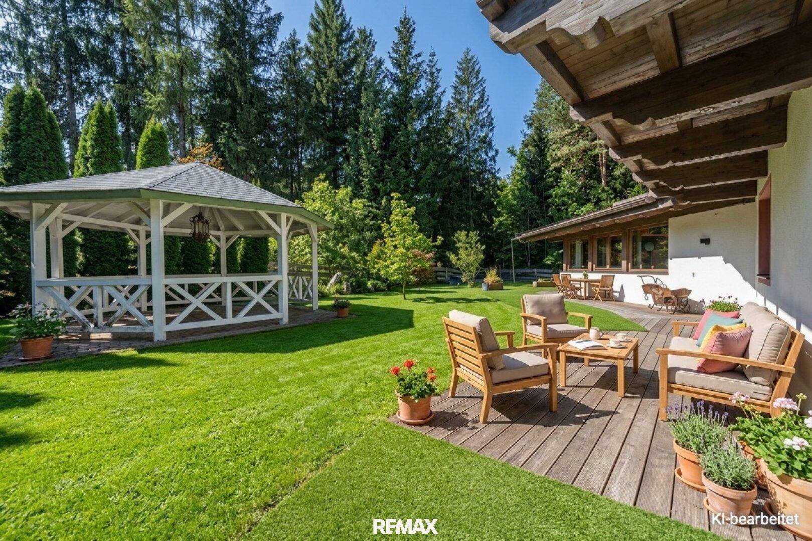 Sonnige Holzterrasse mit Gartenmöbeln und einem charmanten Pavillon im Grünen.