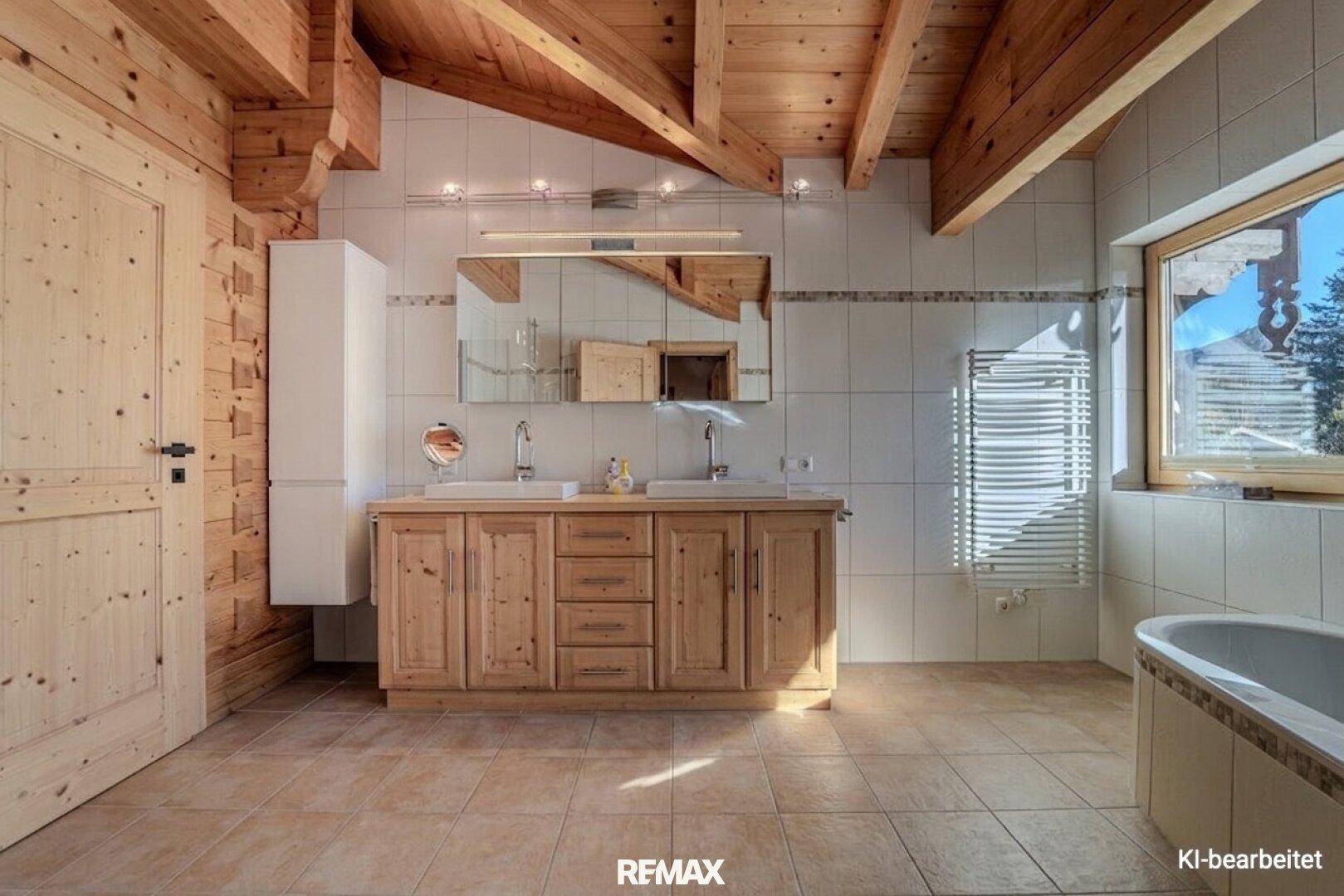 Geräumiges Badezimmer mit Doppelwaschbecken, Badewanne und Holzbalkendecke.