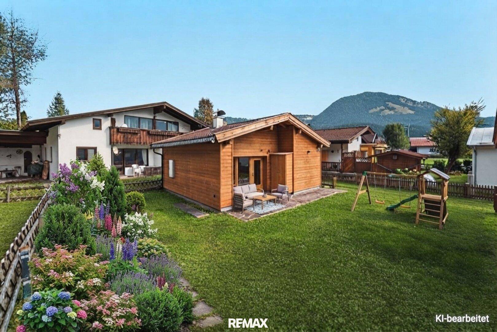 Gepflegter Garten mit Rasenfläche, Blumenbeeten, Spielplatz und kleinem Holzhaus.