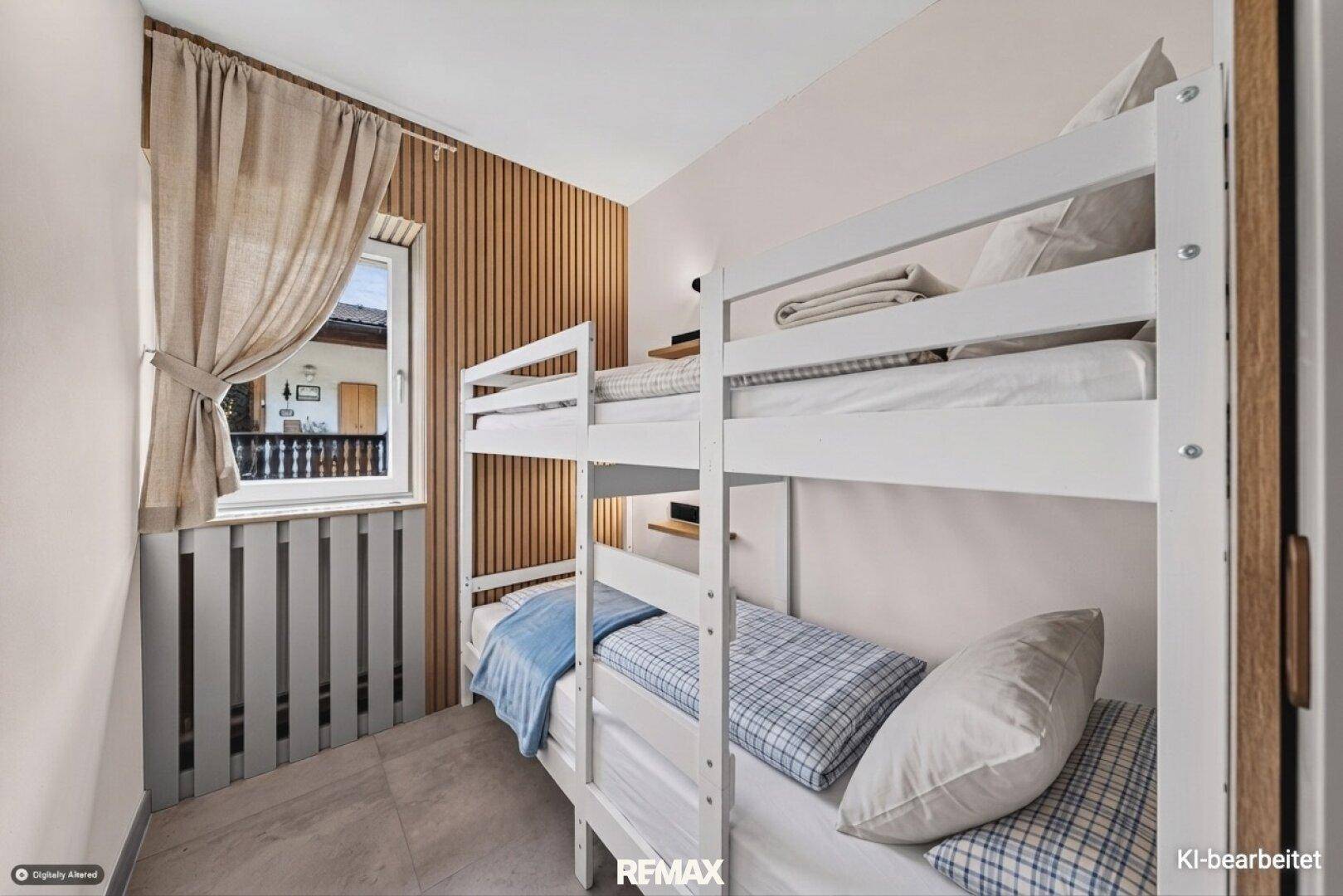 Kinderzimmer mit weißem Etagenbett und Holzwandverkleidung.