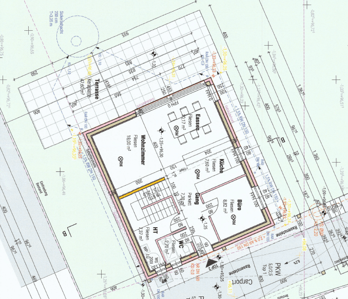 Grundriss des Erdgeschosses mit Wohnzimmer, Küche, Essbereich, Büro und einer großzügigen Terrasse.