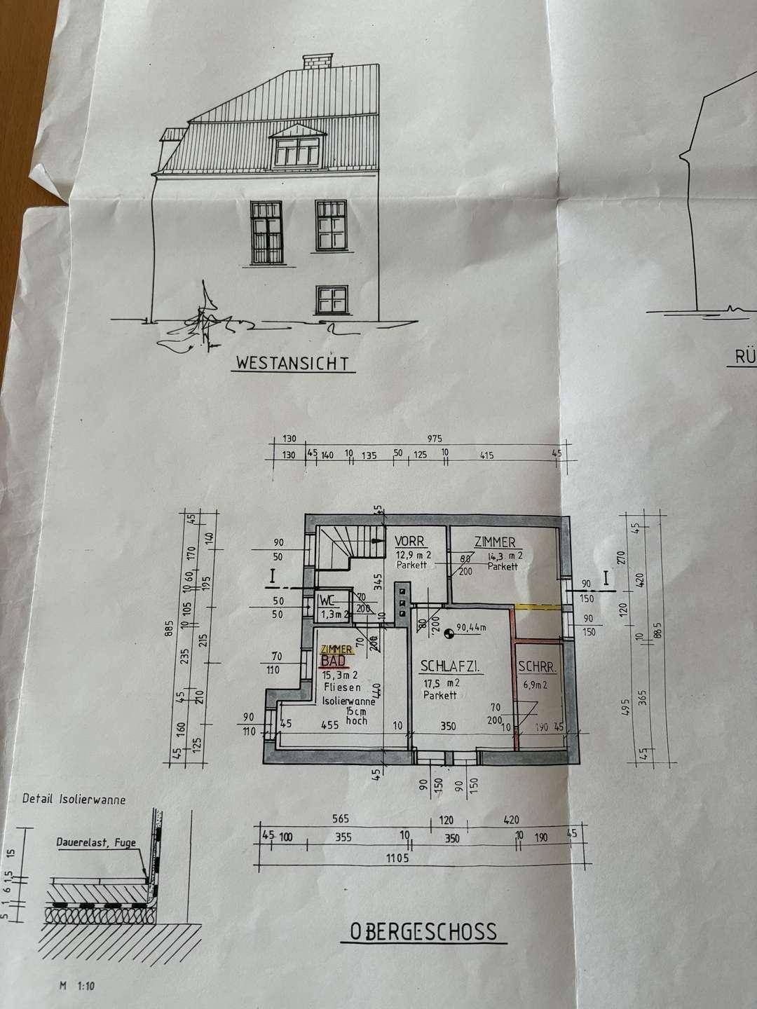 Grundriss des Obergeschosses mit Schlafzimmern, Bad, Vorraum und Dachschräge.